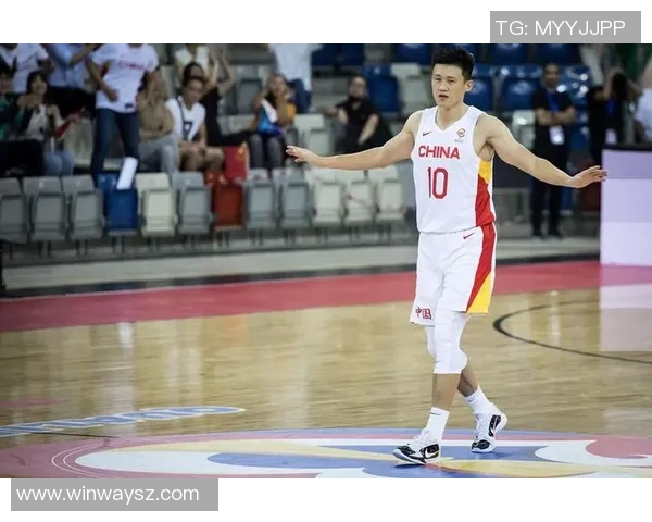 周鹏：从篮球场上的传奇到生活中的榜样，展现不屈精神与团队力量